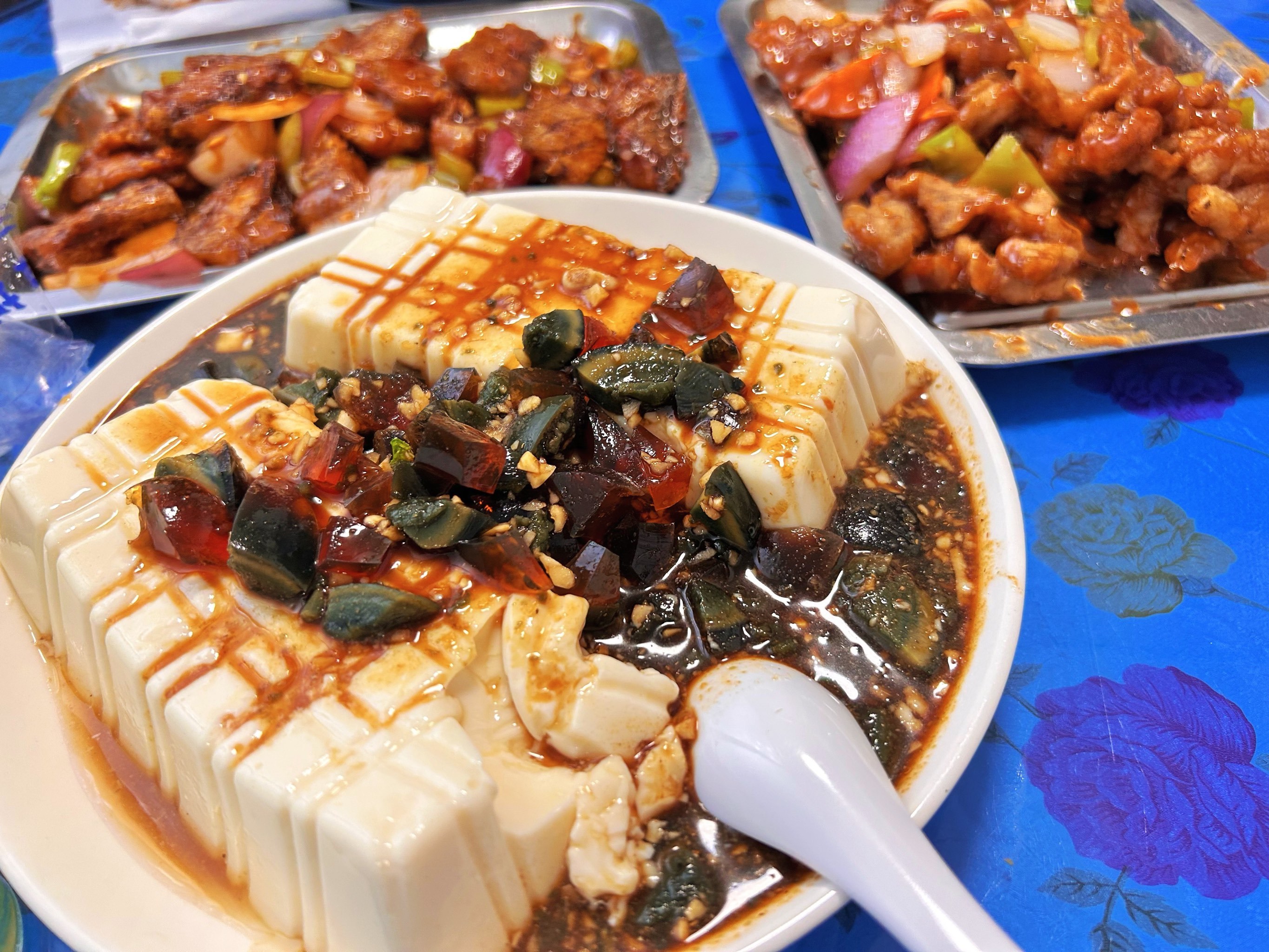 锦州美食吃不完根本吃不完锦州是一个美食之都，拥有众多令人垂涎的特色菜肴和小吃。以下是一些锦州的著名美食，您可以尝试