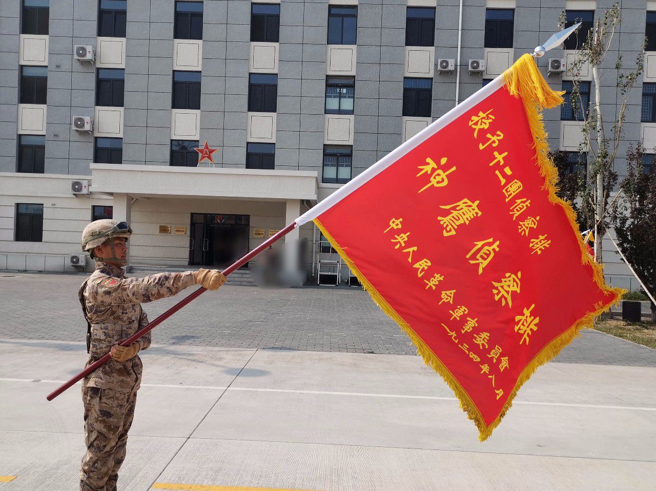感受80面战旗出场带来的压迫感战旗的压迫感，80面的震撼与荣耀
