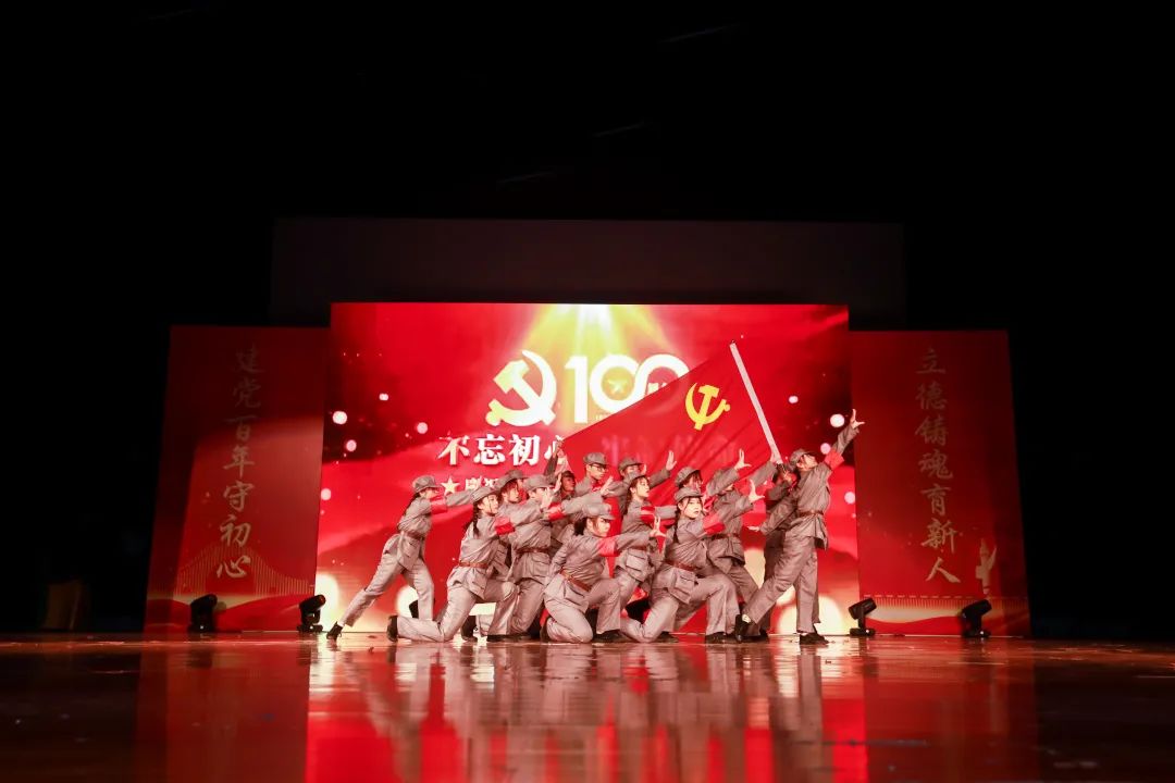 九三文艺晚会超50%演员是00后九三文艺晚会，新生代力量崛起，超半数演员为00后展现青春风采